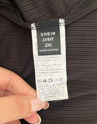 Camiseta tirantes negra fruncida y lazada