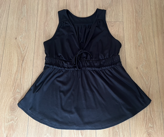 Camiseta tirantes negra fruncida y lazada