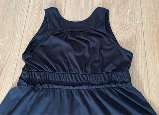 Camiseta tirantes negra fruncida y lazada