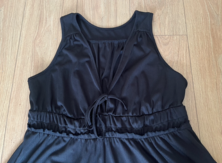 Camiseta tirantes negra fruncida y lazada