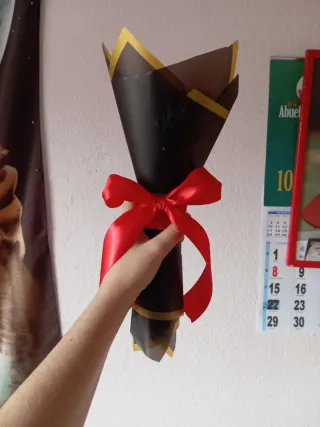 Ramo de rosas eternas con lazo rojo