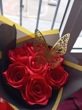 Ramo de rosas eternas con lazo rojo