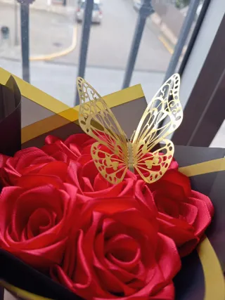 Ramo de rosas eternas con lazo rojo