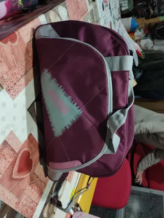 Bolsa de deporte morada puma.