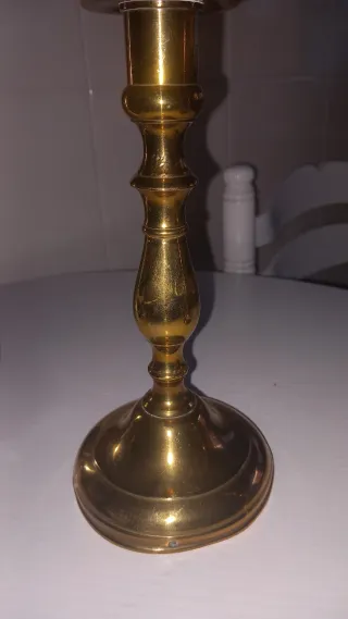 2 Candelabri Dorati con Candele Rosse