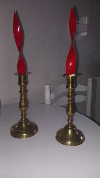 2 Candelabri Dorati con Candele Rosse