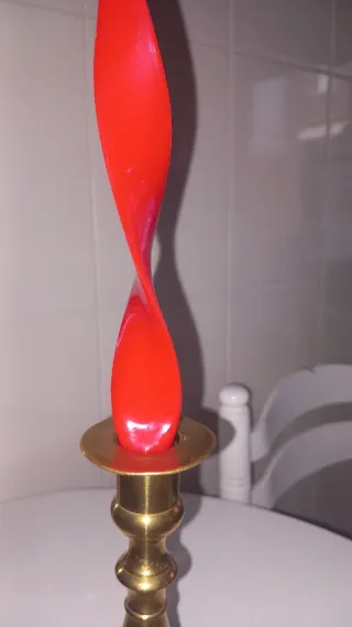 2 Candelabri Dorati con Candele Rosse