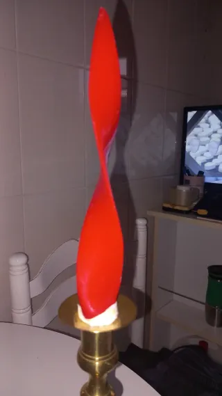 2 Candelabri Dorati con Candele Rosse