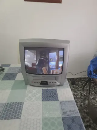 Televisor Antiguo con VHS Integrado