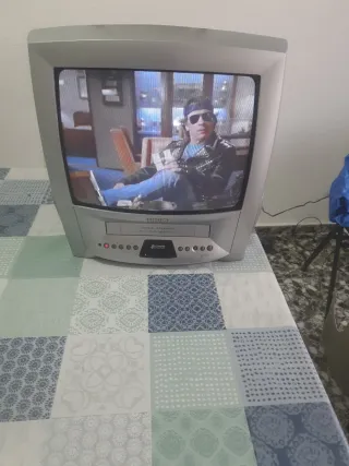 Televisor Antiguo con VHS Integrado