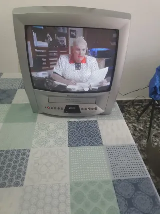 Televisor Antiguo con VHS Integrado