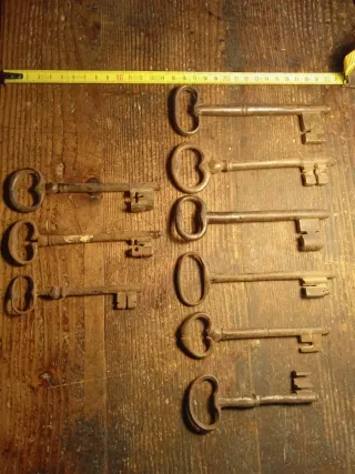 Set 9 chiavi antiche piene rare con pin