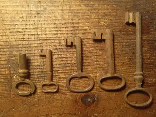 Set 5 Chiavi piccole Antiche Forate Ferro Forgiato