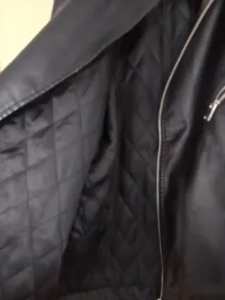 Cazadora símil cuero negra