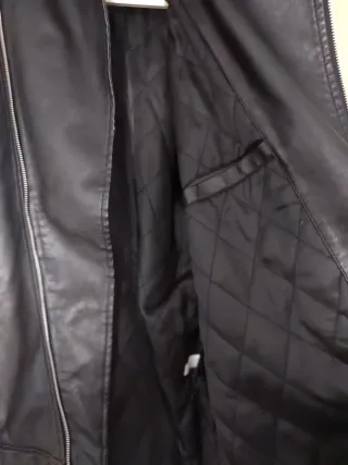 Cazadora símil cuero negra