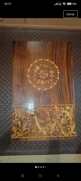 Mesa de madera con marquetería holandesa