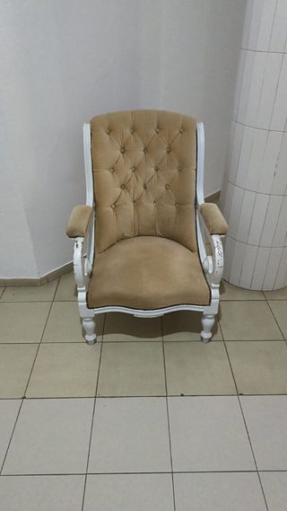 Sillón tapizado beige y blanco