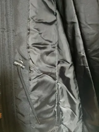 Anorak negro con capucha