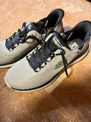 Zapatillas Skechers Beige y Negras