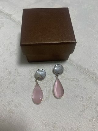 Pendientes plateados con piedra rosa