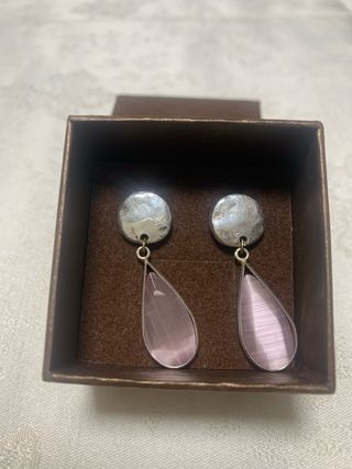 Pendientes plateados con piedra rosa