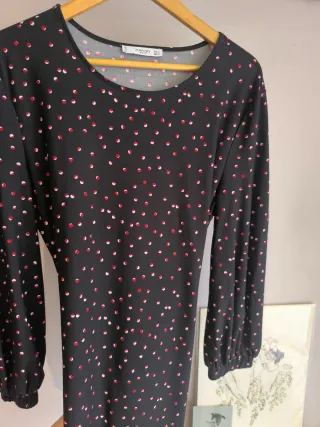 Vestido corto Mango negro con lunares rojos