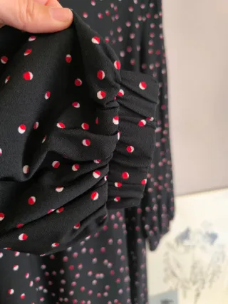 Vestido corto Mango negro con lunares rojos