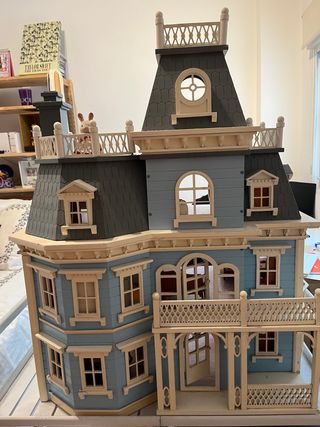 Casa di bambole in legno