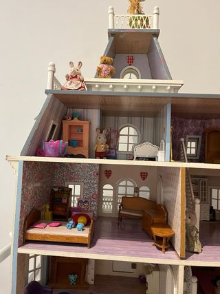 Casa di bambole in legno