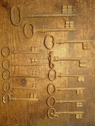 Collezione 13 chiavi antiche a doppia tela piene
