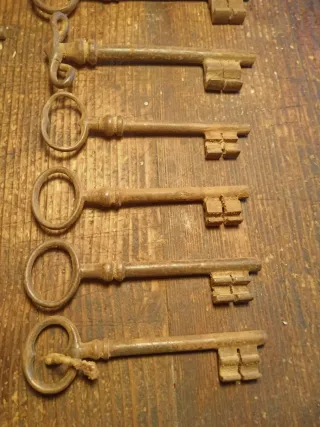 Collezione 13 chiavi antiche a doppia tela piene