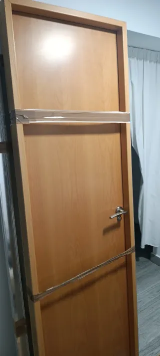 Puerta de madera para baño