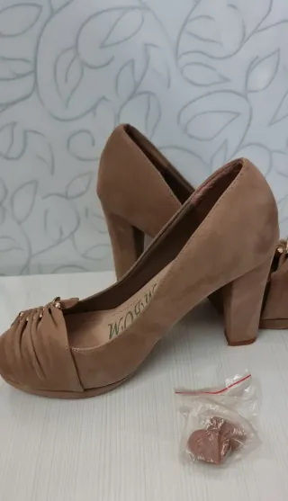 Zapatos de tacón Miss Bombom beige