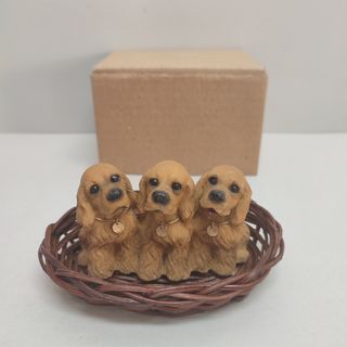 Figura di Cani in Cestino di Pietra