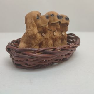 Figura di Cani in Cestino di Pietra