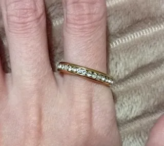 Anillo dorado con brillantes de acero