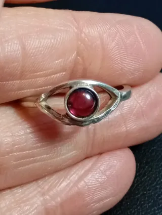 Anillo Plata Ley Ojo granate