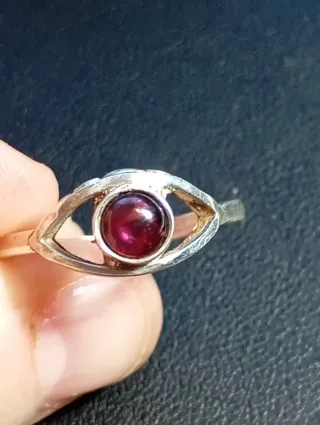Anillo Plata Ley Ojo granate