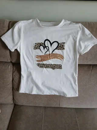 Camiseta blanca con estampado de corazonesM. Buena