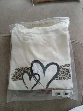 Camiseta blanca con estampado de corazonesM. Buena