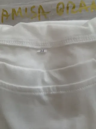 Camiseta blanca con estampado de corazonesM. Buena