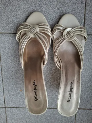 Sandalias cuña El Corte Inglés beige/doradas