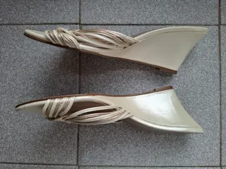 Sandalias cuña El Corte Inglés beige/doradas