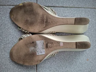 Sandalias cuña El Corte Inglés beige/doradas