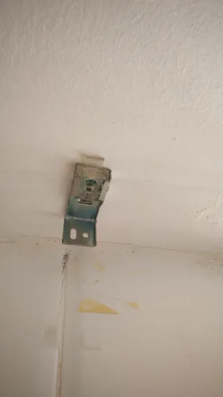 Tenda a rullo a righe beige e trasparente.