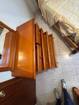 Dormitorio completo de madera estilo provenzal.