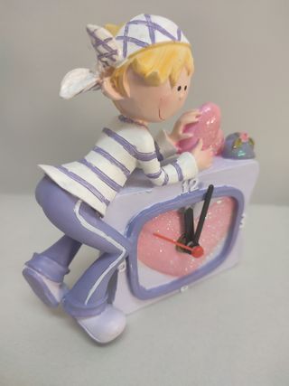 Figura Reloj Niño con Corazón Cerámica