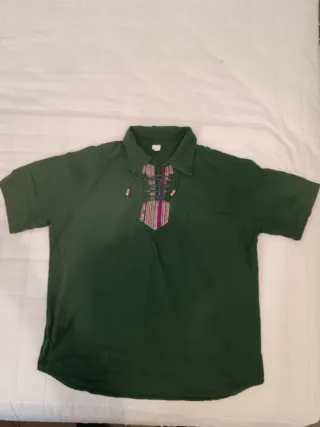 Camisa verde con cordones y bolsillo