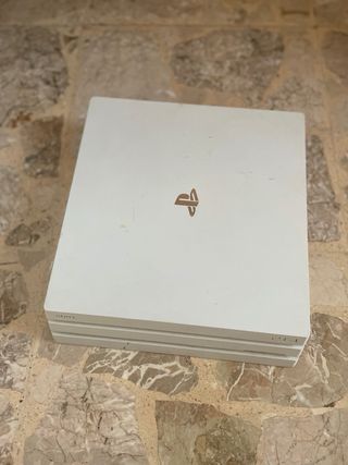 Sony PS4 Pro bianca con controller blu