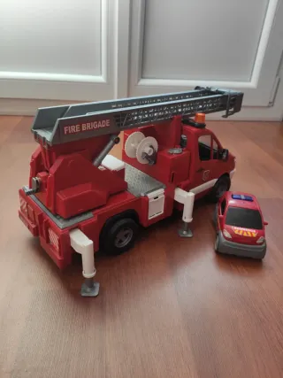 Camión de bomberos con escalera y coche